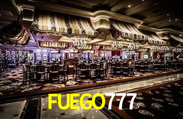 Una escena digital vívida inspirada en casino con FUEGO777 mostrado prominentemente, luces brillantes, fichas, cartas y acentos dorados.